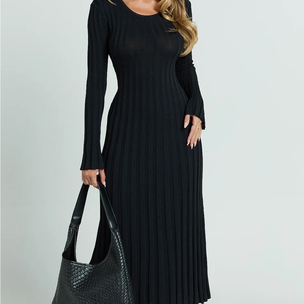 BLAIRE MIDI DRESS
Long Sleeve Tie Back Flare Dress in Black